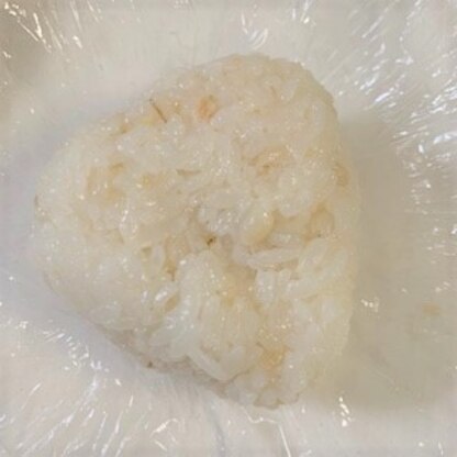 うちのご飯はもち麦とか発芽玄米とか混ざってるんですが、炊き方を参考に塩むすび作りました。
塩むすびって冷めた方が美味しく感じますね。